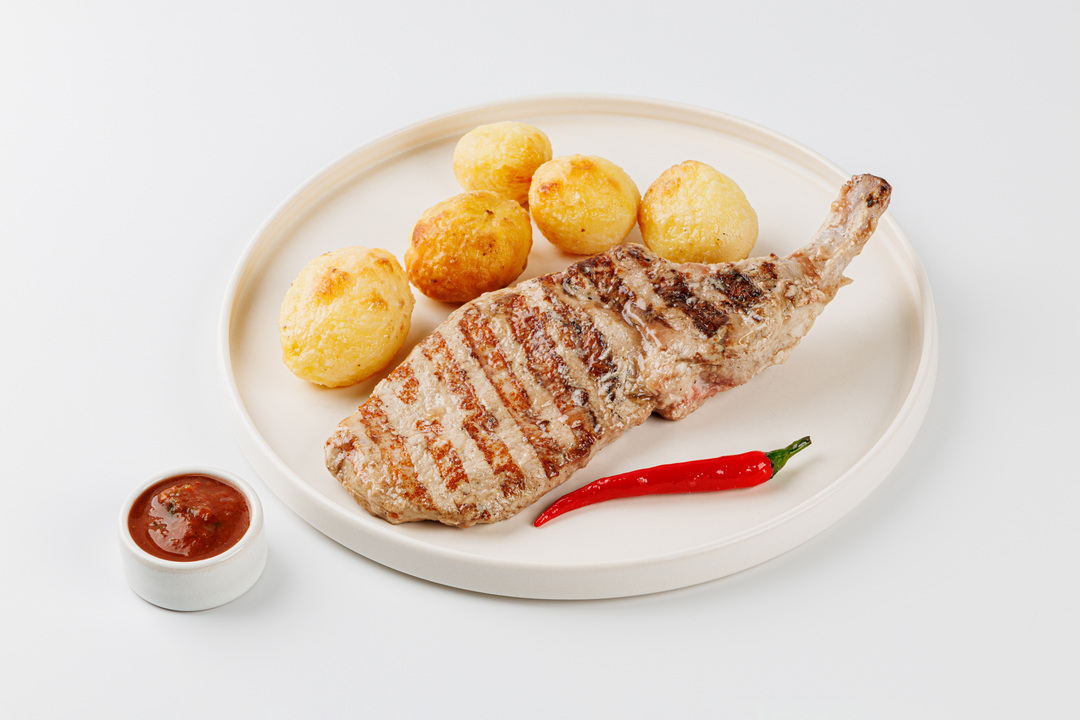 

Свиная корейка гриль ВкусВилл классика с бэби-картофелем с шашлычным соусом 350 г