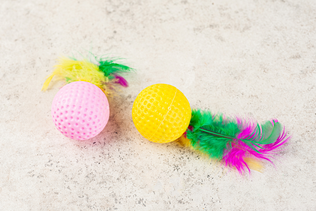 

Игрушка для кошек "Рифлёный шар с пером" микс цветов