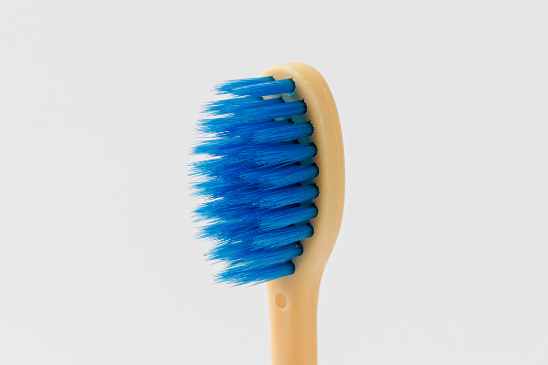 

Щетка зубная классическая жесткая цвет в ассортименте