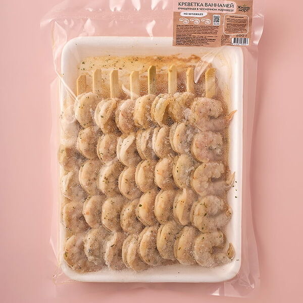 Креветки ваннамей очищенные в чесночном маринаде, на шпажках