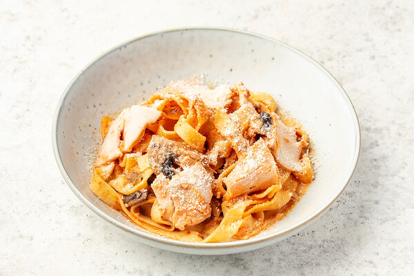 Паста Фетучини с индейкой и грибами в сливочно-томатном соусе