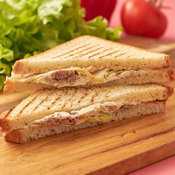 Сендвич с тунцом и соусом гамадари