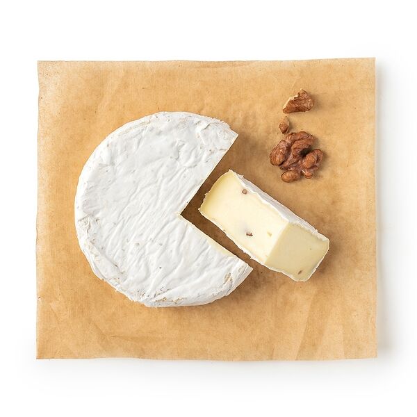 Сыр мягкий с белой плесенью и грецким орехом Бри из коровьего молока м.д.ж. в с.в. 45% ko&co, Россия
