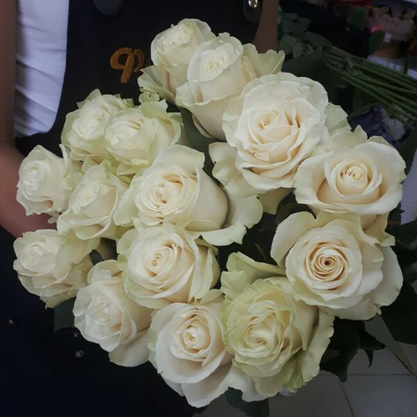 15 белых роз Мондиал 80 см