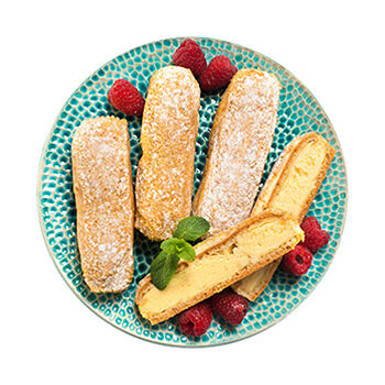 Эклер с ванильной начинкой обсыпной от шеф-кондитера Азбуки Вкуса