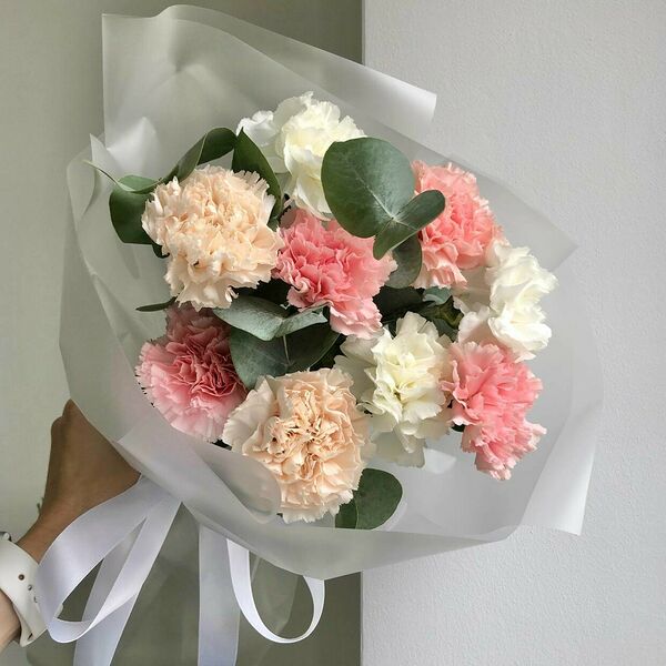 Букет из гвоздик и эвкалипта