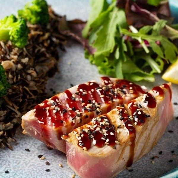 Стейк из тунца с диким рисом и брокколи