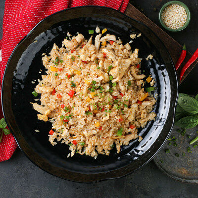 Жареный рис с курицей и овощами