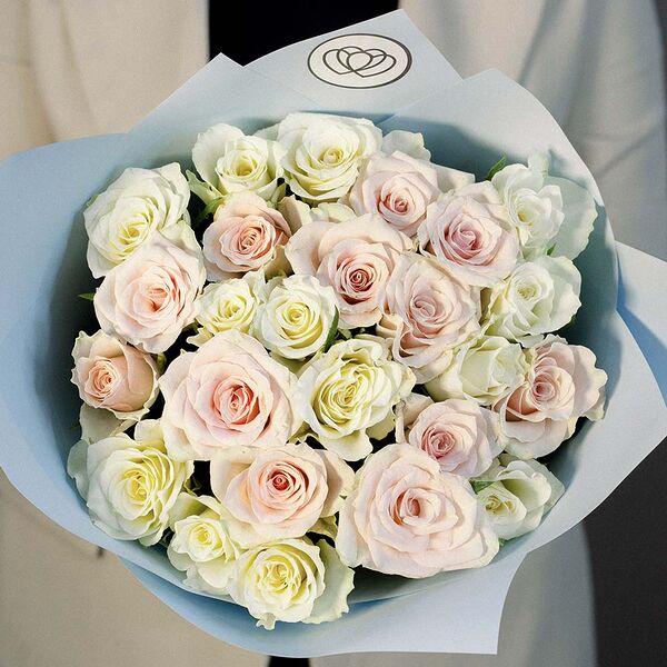 Букет из 25 белых и нежно-розовых роз 40 см (Кения) в голубой пленке
