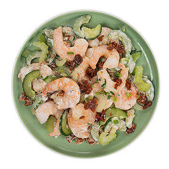 Салат с креветками, вяленым томатом и йогуртовой заправкой от бренд-шефа АВ