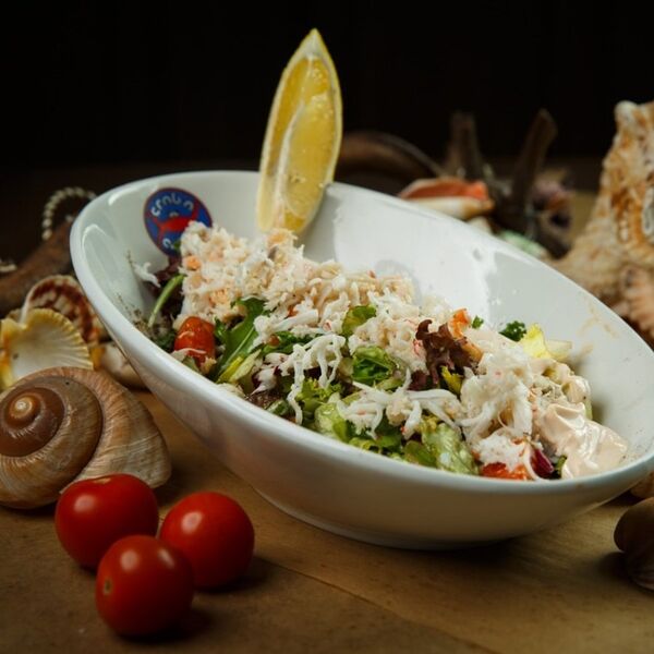 Краб на подушке из салатных листьев