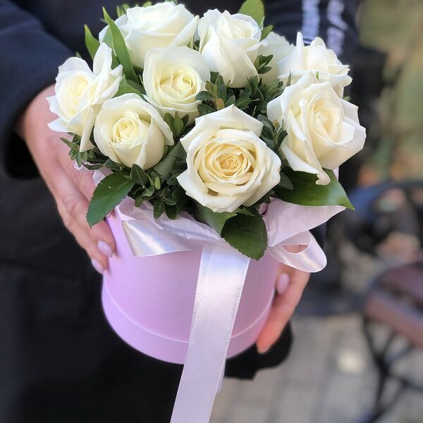 Шляпная коробка с белыми розами