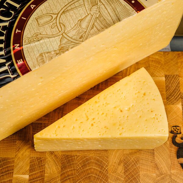 Сыр Черный принц Кобрин с ароматом топленного молока