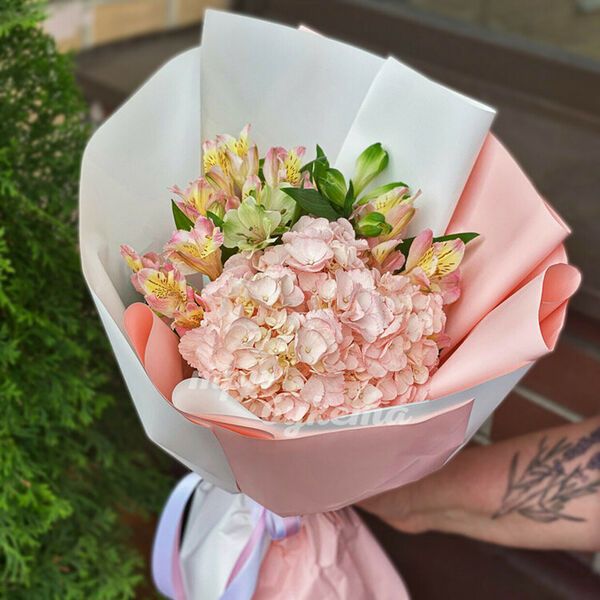 Букет из альстромерий и гортензии «Сад»