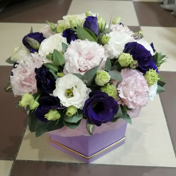 Шляпная коробка лизиантусов