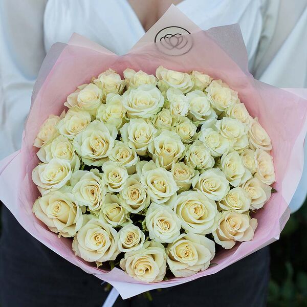 Букет из 45 белых роз 40 см (Кения) в розовой пленке