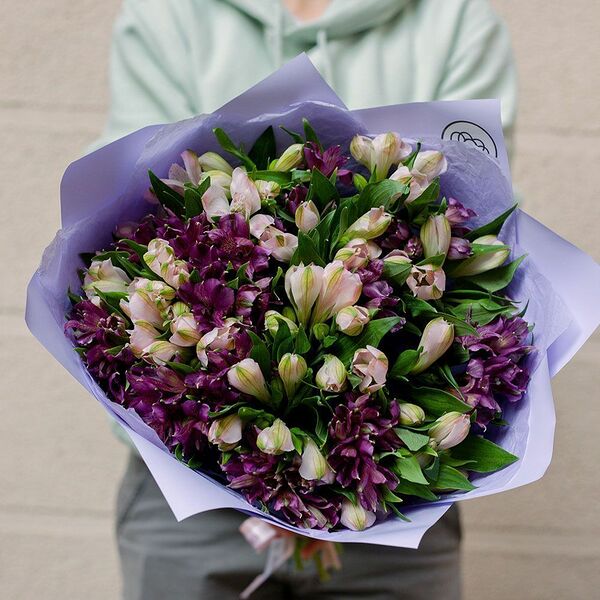 Букет из 23 альстромерий в розовых и фиолетовых тонах