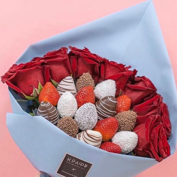 Клубника в шоколаде букет Крафт L микс blue