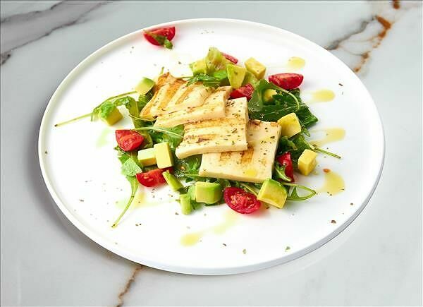 Салат с сыром халлуми