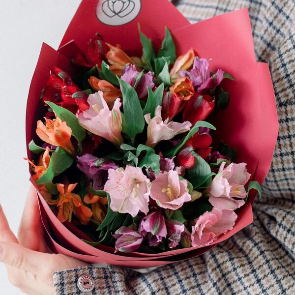 Букет из 9 альстромерий микс в бордовой пленке