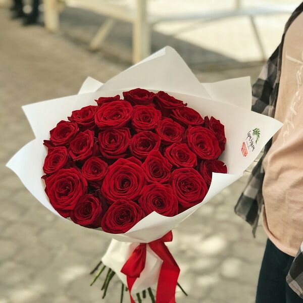 25 красных роз с оформлением