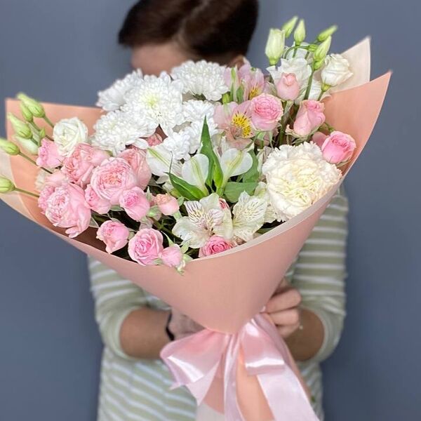 Букет из кустовых роз и хризантем