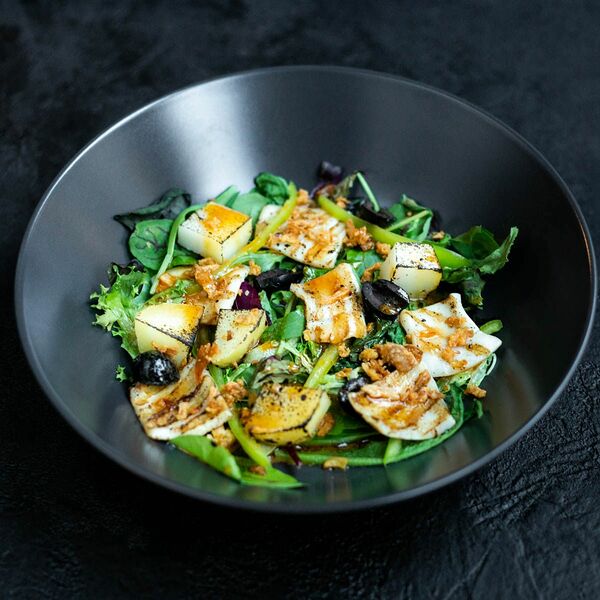 Теплый салат с кальмарами