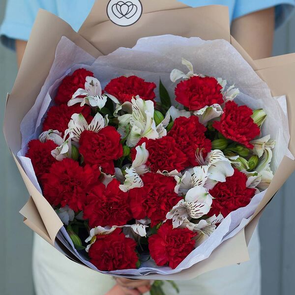 Букет из 15 красных гвоздик и 10 белых альстромерий в розовой пленке