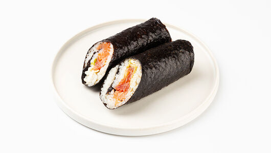 Ролл нори с лососем и томатами