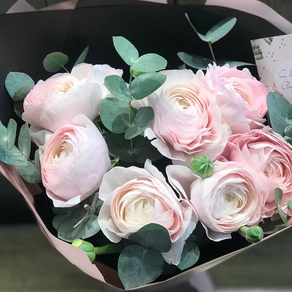 Букет из розовых ранункулюсов и эвкалипта