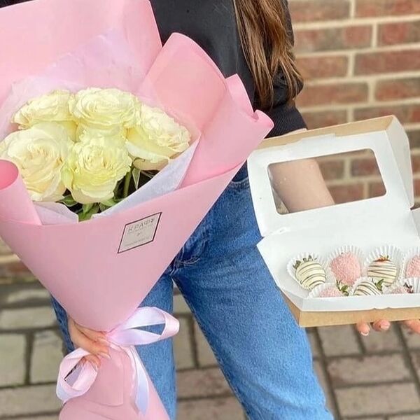 Букет из роз и клубника в шоколаде, подарочный набор