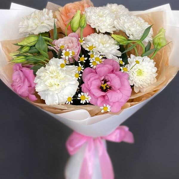 Букет с эустомой и ромашками