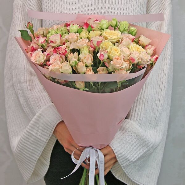 Букет из 15 высоких кустовых роз (Кения; 60-70 см) Нежный микс в стильной упаковке