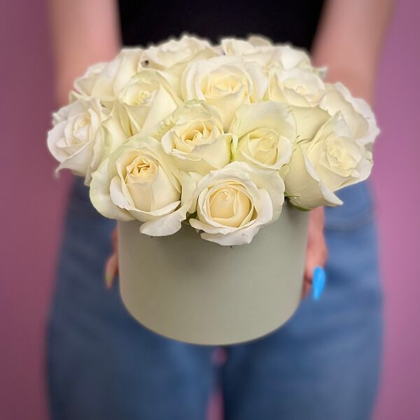 Белые розы в шляпной коробке XS