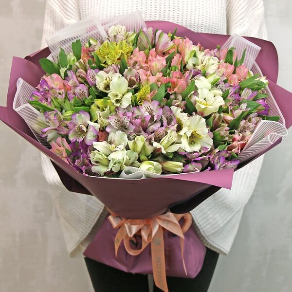 Букет из 51 альстромерии яркий микс в упаковке