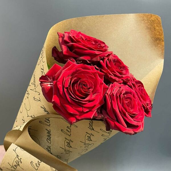 Букет алых роз