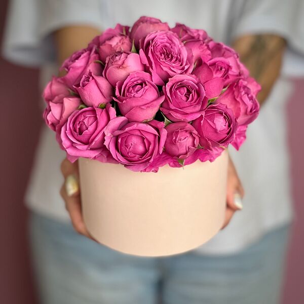 Малиновые кустовые пионовидные розы в коробке XS