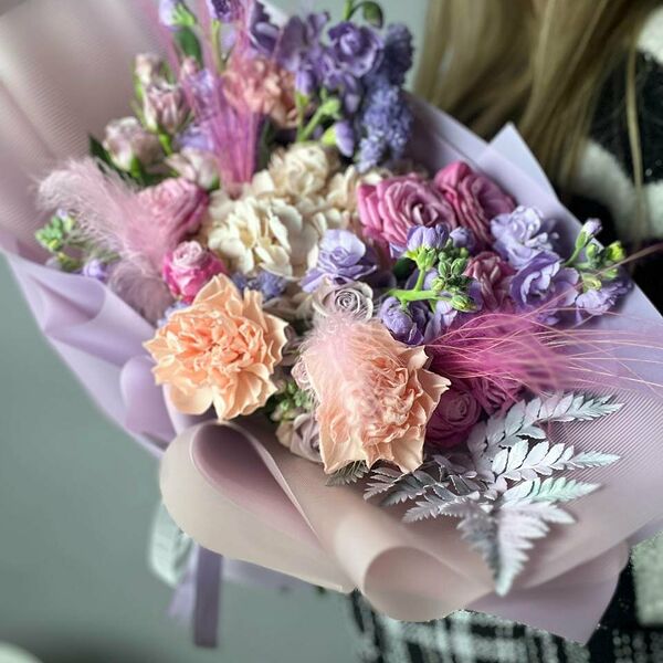 Букет в лавандовых оттенках в подарочной упаковке