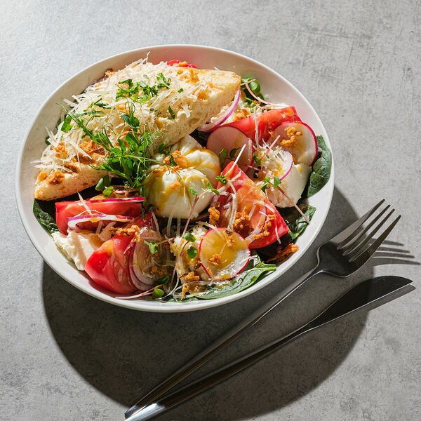 Салат на завтрак со шпинатом и яйцом пашот