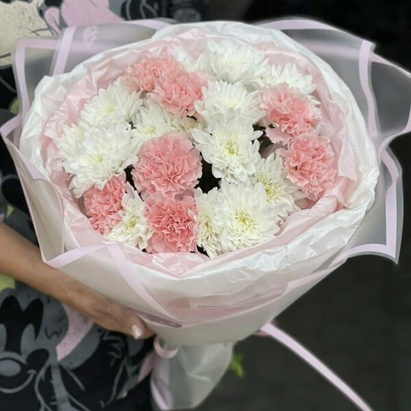 Букет с хризантемой и диантусом