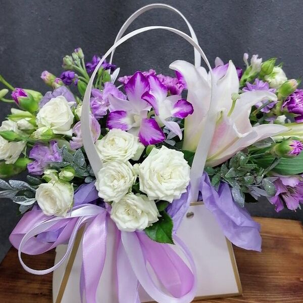 Воскресный презент с лилией и орхидеей