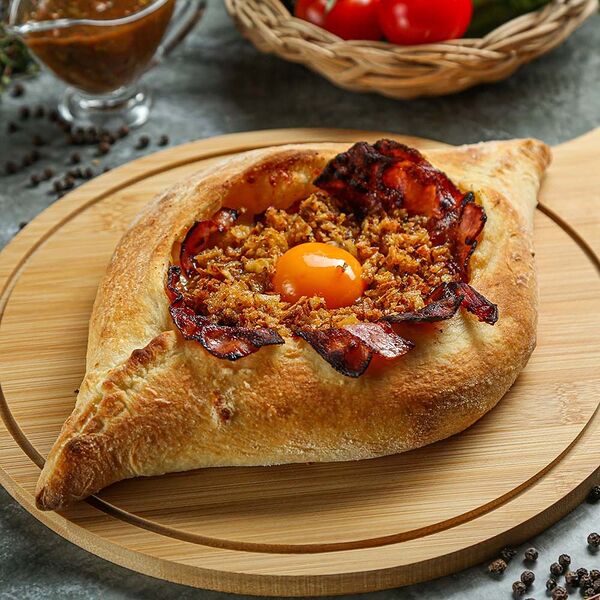 Лодочка с беконом и жареным луком