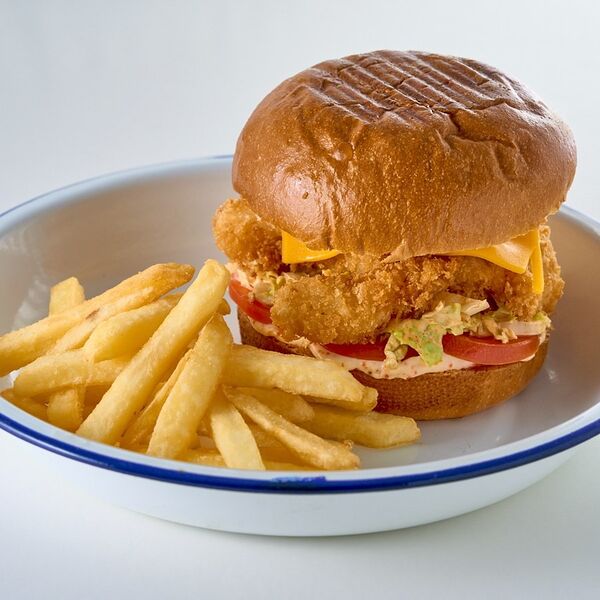 Бургер с креветкой и картофелем фри