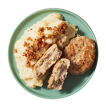 Котлета рыбная по-старорусски жареная с картофельным пюре и хрустящим луком