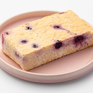 Запеканка творожная с черной смородиной