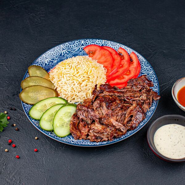 Донер на тарелке с рисом и говядиной