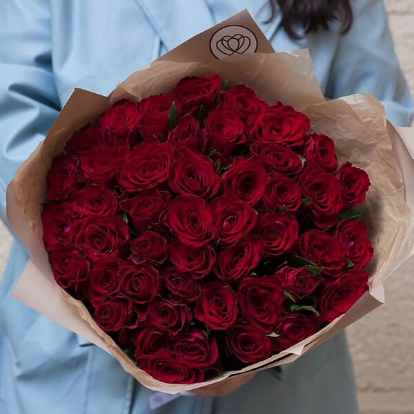 Букет из 45 красных роз 40 см (Кения) в кремовой пленке