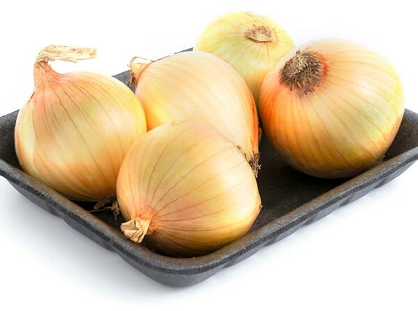 Лук репчатый на подложке 600г упаковка