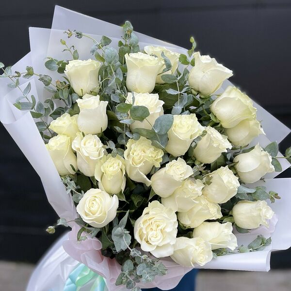 Букет Белых роз с эвкалиптом