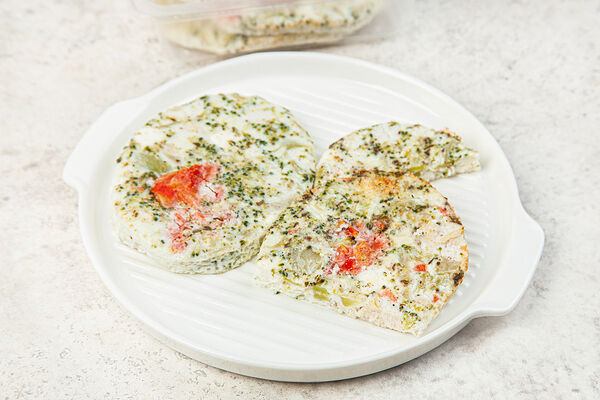 Омлет белковый с куриным филе, овощами и мягким сыром